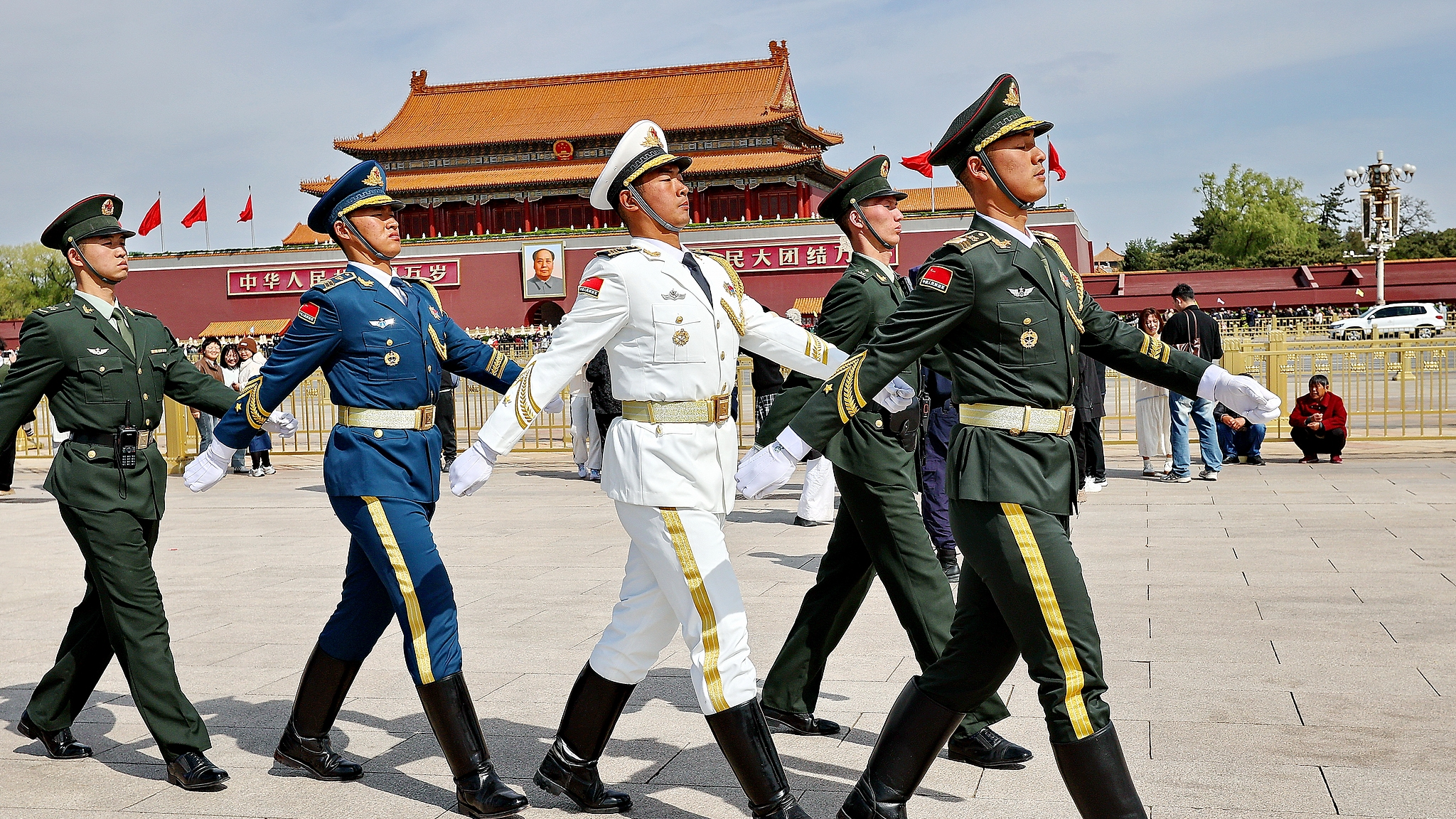Xi signs order to commend military units, individuals